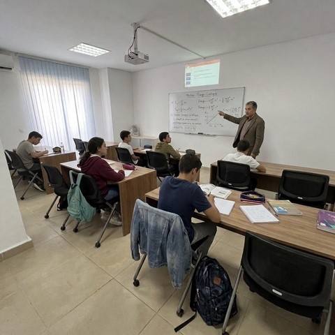 Enseignant expliquant une leçon au tableau